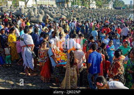 Menschen beobachten den Eintauchungsprozess von Ganpati während des Ganpati-Festivals im Bundesstaat Mumbai, Maharashtra India 09 17 2018 Stockfoto