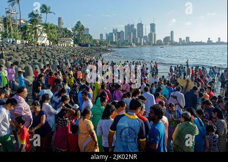 Menschen beobachten den Eintauchungsprozess von Ganpati während des Ganpati-Festivals im Bundesstaat Mumbai, Maharashtra India 09 17 2018 Stockfoto