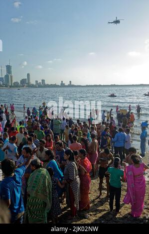 Menschen beobachten den Eintauchungsprozess von Ganpati während des Ganpati-Festivals im Bundesstaat Mumbai, Maharashtra India 09 17 2018 Stockfoto