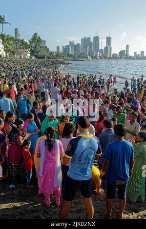 Menschen beobachten den Eintauchungsprozess von Ganpati während des Ganpati-Festivals im Bundesstaat Mumbai, Maharashtra India 09 17 2018 Stockfoto