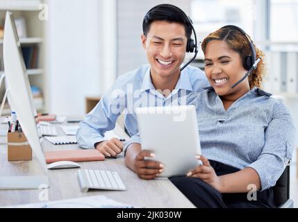 Aufgeregt, glücklich und lächelnd Team von Call Center-Agenten, die Spaß Selfie auf Tablet im Büro. Zufriedene, spielerische und fröhliche Praktikanten im Kundenservice Stockfoto