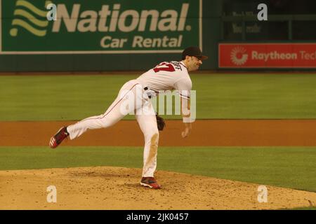 Washington, DC, USA. 28.. Juli 2022. Der US-Senator Jon Ossopf (D-Ga.) wirft einen Pitch beim Kongress-Baseballspiel 2022 im Nationals Park. Ossopf erlaubte fünf Durchläufe im siebten Inning eines Verlusts der Demokraten aus dem Jahr 9-0 an die Republikaner. Quelle: Philip Yabut/Alamy Live News Stockfoto