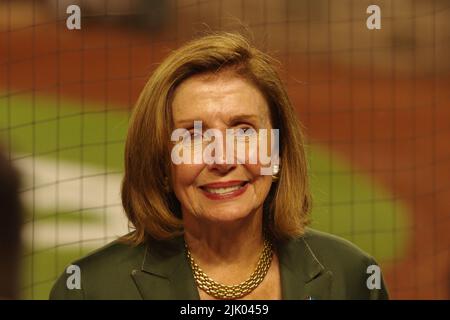 Washington, DC, USA. 28.. Juli 2022. Die Sprecherin des US-Repräsentantenhauses, Nancy Pelosi (D-Cal.), nimmt 2022 am Kongress-Baseballspiel im Nationals Park Teil. Quelle: Philip Yabut/Alamy Live News Stockfoto