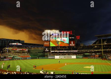 Washington, DC, USA. 28.. Juli 2022. Ein sich näherendes Gewitter färbt den Himmel während des Kongress-Baseballspiels 2022 im Nationals Park in andere Farben. Quelle: Philip Yabut/Alamy Live News Stockfoto