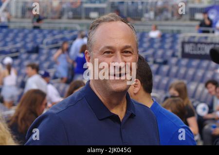 Washington, DC, USA. 28.. Juli 2022. Der zweite Herr Doug Emhoff, Ehemann von US-Vizepräsident Kamala Harris, nimmt am Kongress-Baseballspiel 2022 Teil. Quelle: Philip Yabut/Alamy Live News Stockfoto