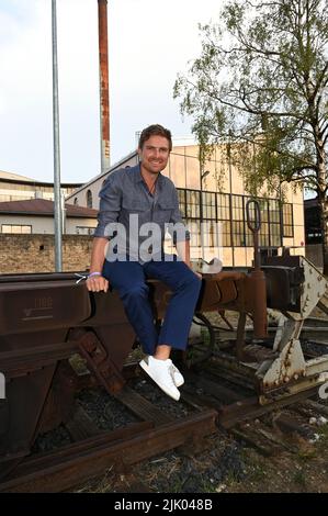 München, Deutschland. 28.. Juli 2022. Schauspieler Leo Reisinger lächelt vor der Weinprobe im WACA Restaurant der Motorworld in München. Quelle: Düren/dpa/Alamy Live News Stockfoto