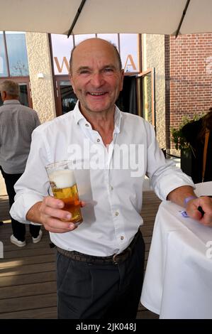 München, Deutschland. 28.. Juli 2022. Gastwirt Sepp Krätz lächelt vor der Weinprobe im WACA Restaurant der Motorworld in München. Quelle: Düren/dpa/Alamy Live News Stockfoto