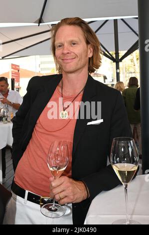 München, Deutschland. 28.. Juli 2022. Musiker Mike Kraus lächelt vor der Weinprobe im WACA Restaurant der Motorworld in München. Quelle: Düren/dpa/Alamy Live News Stockfoto