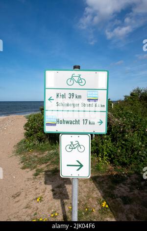 Heidkate, Deutschland, Mai 14 2022, Schild mit dem deutschen Wort ostseekustenradweg, Übersetzung: ostsee-Radweg, Vertikalaufnahme Stockfoto