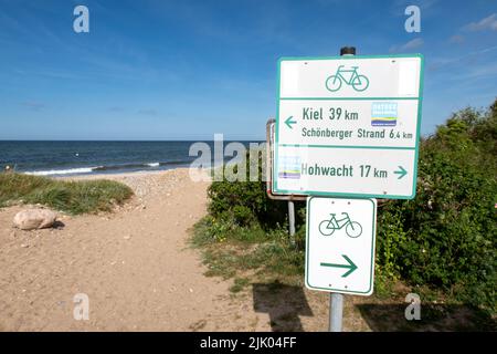 Heidkate, Deutschland, Mai 14 2022, Schild mit dem deutschen Wort ostseekustenradweg, Übersetzung: ostsee-Radweg, horizontale Aufnahme Stockfoto