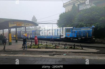 Darjeeling, Westbengalen, Indien - 22. Juni 2022, Darjeeling Himalayan Railway am Bahnhof ist Darjeeling Himalayan Railway ein UNESCO-Weltkulturerbe. Stockfoto