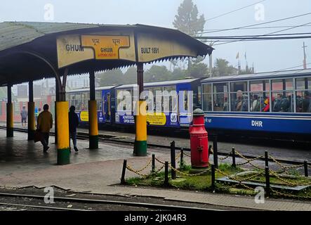 Darjeeling, Westbengalen, Indien - 22. Juni 2022, Darjeeling Himalayan Railway am Bahnhof ist Darjeeling Himalayan Railway ein UNESCO-Weltkulturerbe. Stockfoto