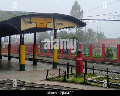 Darjeeling, Westbengalen, Indien - 22. Juni 2022, Darjeeling Himalayan Railway am Bahnhof ist Darjeeling Himalayan Railway ein UNESCO-Weltkulturerbe. Stockfoto