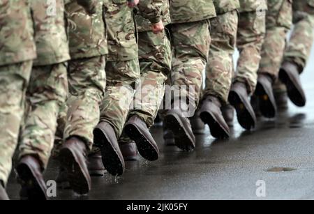 File photo dated 27/02/17 of members of 4. Battalion the Rifles Marching in the Rage at Normandy Barracks, Aldershot, as Military parents will be contite free Wrapararound childling from September to help them enjoy a 'prospering family life' alongthelp then higside thei Stockfoto