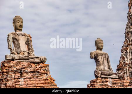 Die zerbrochene Buddha-Statue im Wat Chaiwatthanaram. Ein buddhistischer Tempel in der Stadt Ayutthaya Thailand, am Westufer des Chao Phraya Flusses. Stockfoto