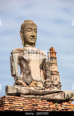 Die zerbrochene Buddha-Statue im Wat Chaiwatthanaram. Ein buddhistischer Tempel in der Stadt Ayutthaya Thailand, am Westufer des Chao Phraya Flusses. Stockfoto