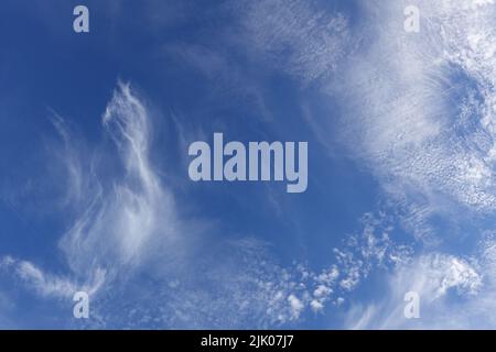 Cirrus Wolken in blauem Himmel, dünn und wispy, gebildet von Eiskristallen in großer Höhe Stockfoto