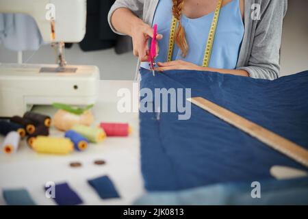 Zugeschnittenes Bild des weiblichen Schneidergewebes Stockfoto
