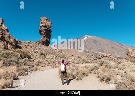 Panoramablick auf einzigartige Roque Cinchado Einzigartige Felsformation mit berühmten Pico del Teide Vulkan Gipfel im Hintergrund an einem sonnigen Tag, Tei Stockfoto