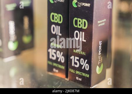 05.28.2022 Warschau, Polen. Natürliches CBD-Öl mit vollem Spektrum. Nahaufnahme von zwei schwarzen Pappverpackungen, die Cannabis aus der Medizin zeigen. Hochwertige Fotos Stockfoto