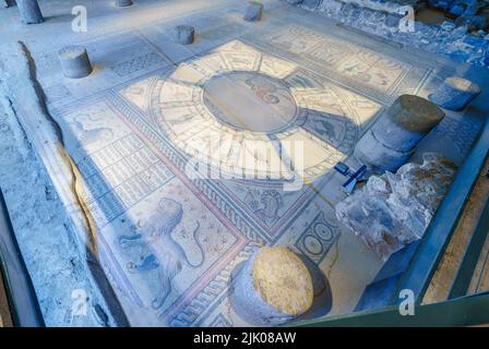 Tiberias, Israel - 27. Juli 2022: Ansicht des Mosaikbodens in der alten Severus-Synagoge, Hamat Tiberias-Nationalpark, Nordisraelien Stockfoto