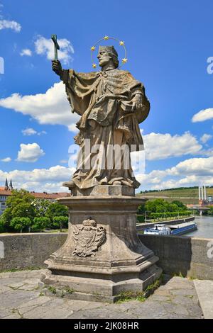 Würzburg, Deutschland - Juni 2022: Skulptur des heiligen Johannes von Nepomuk an der berühmten alten Mainbrücke 'Alte Mainbrücke' Stockfoto