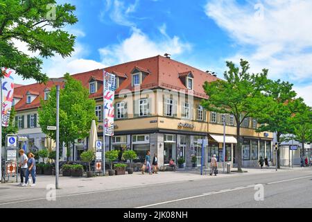 Ludwigsburg, Deutschland - Juli 2022: Straße 'obere Marktstraße' mit Eisdiele in der Altstadt Stockfoto