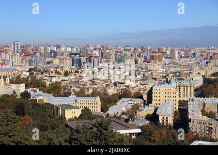 Baku. Aserbaidschan. 11.28.2020 Jahre. Die Altstadt ist von neuen Häusern umgeben. Stockfoto