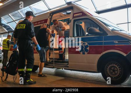 Krakau, Polen. 28.. Juli 2022. Am 28. Juli 2022 tritt ein verwundeter ukrainischer Soldat in den Krankenwagen des Hauptbahnhofs in Krakau, Polen, ein. Fünfzehn verwundete Soldaten während der russischen Invasion der Ukraine wurden von der Ukraine nach Krakau mit einem humanitären Spezialzug transportiert und werden zur weiteren Behandlung in Krankenhäuser in der Woiwodschaft Kleinpolen geschickt. (Bild: © Beata Zawrzel/ZUMA Press Wire) Stockfoto