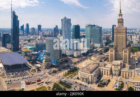 7.22.2022 Warschau, Polen. Panorama-Luftaufnahme der spektakulärsten Wolkenkratzer in Warschau. Palast der Kultur und Wissenschaft, Zlota 44, Varso. . Hochwertige Fotos Stockfoto