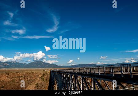 Schlucht Brücke von der Seite mit blauem Himmel. Stockfoto