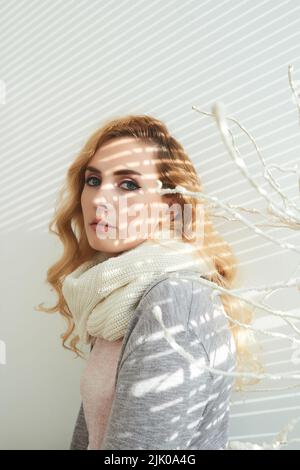 Porträt einer attraktiven blonden Frau, die die Kamera anschaut Stockfoto