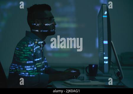Projektion von Programmiercode auf indische Softwareentwickler Stockfoto