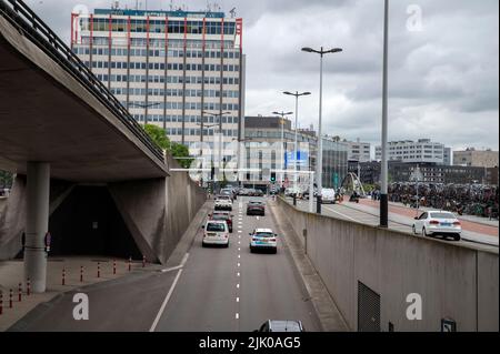 Autos Aus Dem Michiel De Ruijtertunnel In Amsterdam, Niederlande 22-7-2022 Stockfoto