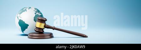Richters Gavel und der Planet Erde auf blauem Hintergrund Stockfoto