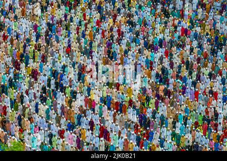 Menschen beten in der Gemeinde in Bogura in Bangladesch Stockfoto