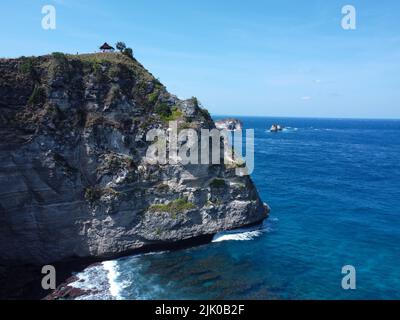 Luftaufnahme der Nusa Penida Felsen und des kristallklaren Wassers in Bali Stockfoto