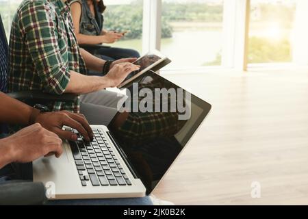 Nahaufnahme des Studenten, der am Laptop arbeitet Stockfoto