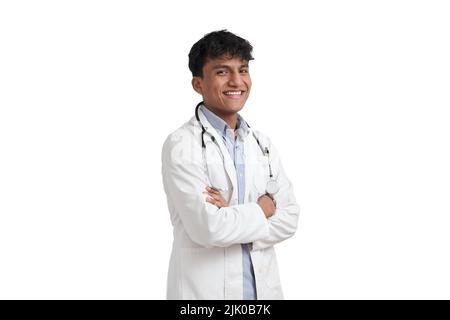 Porträt eines jungen peruanischen männlichen Arztes, der lächelt und isoliert auf die Kamera schaut. Stockfoto