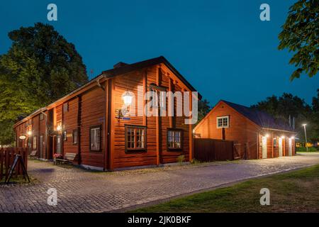 Wadkoping in der Abenddämmerung in Orebo, Schweden. Das Viertel der schwedischen traditionellen Holzhäuser Stockfoto
