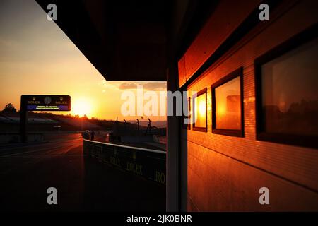 Budapest, Ungarn. 28.. Juli 2022. Rundgangatmosphäre - Sonnenuntergang. Großer Preis von Ungarn, Donnerstag, 28.. Juli 2022. Budapest, Ungarn. Quelle: James Moy/Alamy Live News Stockfoto