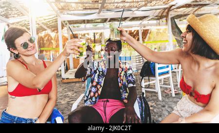 Eine multiethnische Gruppe junger Freunde, die gemeinsam an der Sommer-Kiosk-Kneipe alkoholfreie Getränke toasten – Lifestyle-Konzept für Menschen Stockfoto