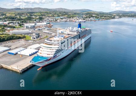 KILLYBEGS, IRLAND - JULI 22 2022: MS Arcadia ist ein Kreuzschiff der P und O Cruises Flotte, das zum ersten Mal Killybegs besucht. Stockfoto