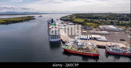 KILLYBEGS, IRLAND - JULI 22 2022: MS Arcadia ist ein Kreuzschiff der P und O Cruises Flotte, das zum ersten Mal Killybegs besucht. Stockfoto