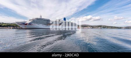 KILLYBEGS, IRLAND - JULI 22 2022: MS Arcadia ist ein Kreuzschiff der P und O Cruises Flotte, das zum ersten Mal Killybegs besucht. Stockfoto