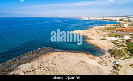 Vogelperspektive auf den Strand Ammos tou Kambouri, Ayia Napa, Cavo Greco, Famagusta, Zypern. Die Wahrzeichen Touristenattraktion felsiger Strand mit goldenem Stockfoto