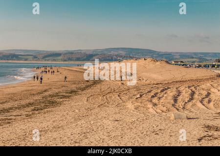 Die berühmten Sanddünen von Exmouth Beach fehlen nun nach stürmischem Wetter Stockfoto
