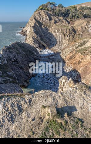 Stair Hole ist eine kleine Bucht westlich von Lulworth Cove in Dorset, Durdle Dor ist 25 Minuten zu Fuß von Lulworth entfernt Stockfoto