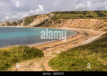 Worbarrow Bay ist eine große, breite und flache Bucht östlich von Lulworth Cove, Isle of Purbeck, Dorset, England und nur einen kurzen Spaziergang vom Tyneham Village entfernt Stockfoto