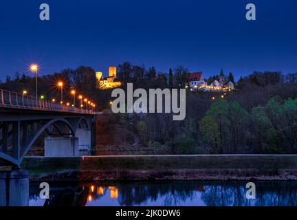 Blick auf Grünwald mit Schloss Grünwald und Grünwaldbrücke bei Nacht, Isartal, Grünwald, Landkreis München, Oberbayern, Bayern, Deutschland, Europa Stockfoto